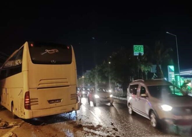 Tur otobüsü çarptığı otomobili sürükledi: 1 ölü